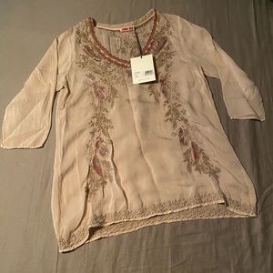 Johnny was Ollie blouse light blush with floral and feather design size s